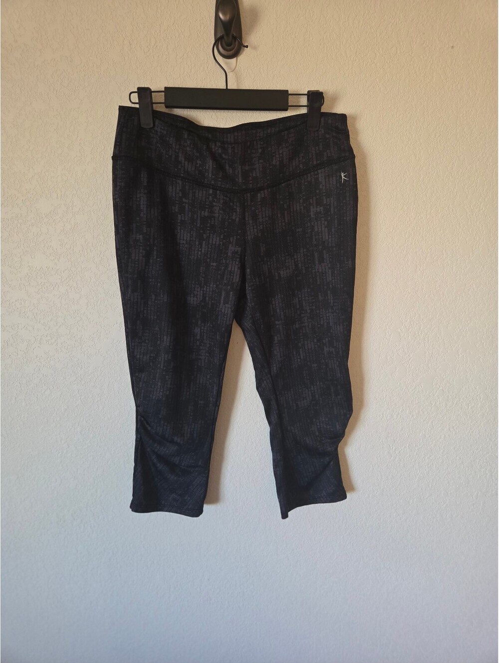 Danskin Now Women's Black and Gray Patterned Capri Leggings, Size M